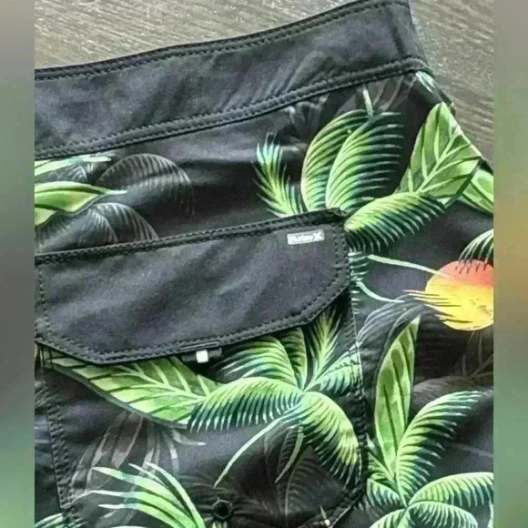 NWT HURLEY men’s swim trunks size 42 (waist to  bottom 21 inches) - Picture 7 of 8